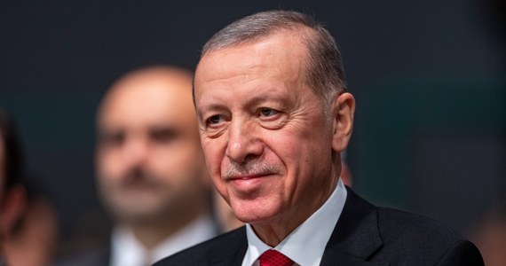 Prezydent Turcji Recep Tayyip Erdogan podpisał w czwartek ustawę ratyfikującą członkostwo Szwecji w NATO. Stosowne obwieszczenie znalazło się w oficjalnym dzienniku urzędowym. Na drodze Sztokholmu do Sojuszu Północnoatlantyckiego stoją już tylko Węgry.