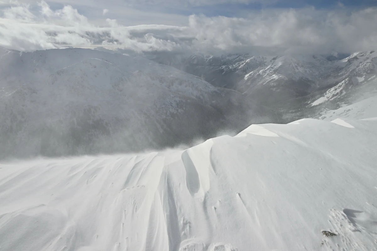 Trzeci stopień zagrożenia lawinowego ogłosili wieczorem ratownicy TOPR. Odradzają oni wysokogórskie wyprawy do momentu ustabilizowania się warunków lawinowych.