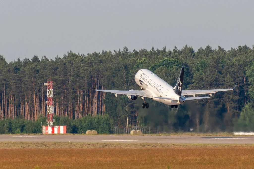 Samolot do Krakowa startujący z lotniska w Babimoście; zdjęcie z czerwca 2023 roku