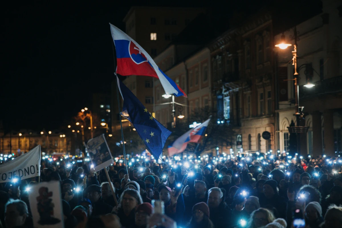 Około 45 tys. osób protestowało w czwartek wieczorem w Bratysławie i innych słowackich miastach przeciwko rządowi Roberta Ficy i planowanym zmianom w prawie karnym, w tym likwidacji prokuratury specjalnej. W południe większość rządowa przegłosowała w parlamencie, że projekt będzie przyjęty w trybie pilnym.