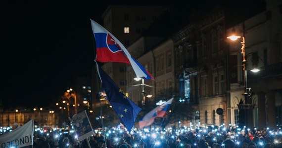 Około 45 tys. osób protestowało w czwartek wieczorem w Bratysławie i innych słowackich miastach przeciwko rządowi Roberta Ficy i planowanym zmianom w prawie karnym, w tym likwidacji prokuratury specjalnej. W południe większość rządowa przegłosowała w parlamencie, że projekt będzie przyjęty w trybie pilnym.