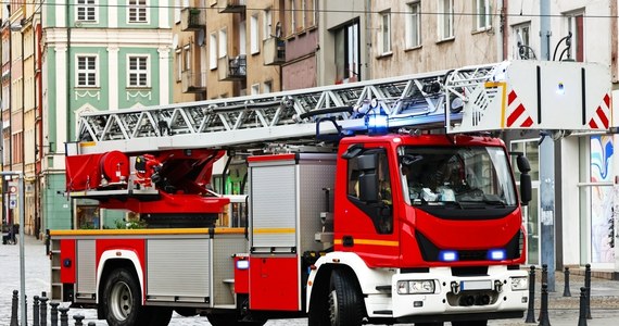 Dwie osoby zginęły w wyniku pożaru w centrum Gniezna. Ofiary śmiertelne to kobieta i mężczyzna.