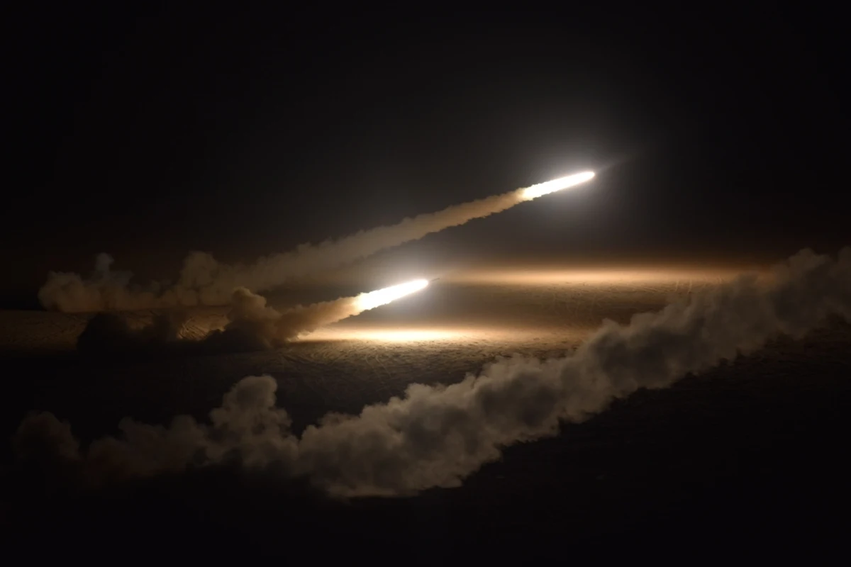 Źródła ukraińskie i rosyjskie donoszą o ataku artylerią HIMARS na poligon w Iłowajsku (obwód doniecki), gdzie szkolenie odbywać mieli rosyjscy operatorzy dronów. Według jednego z kanałów w uderzeniu zginęło 24 wojskowych. To niepowetowana strata dla wojsk okupacyjnych, bo bezzałogowce odgrywają kluczową rolę w trwającej wojnie. Namierzenie operatorów okazało się szczególnie łatwe, bo lokalizację podał Ukraińcom sam dowódca rosyjskiej grupy.