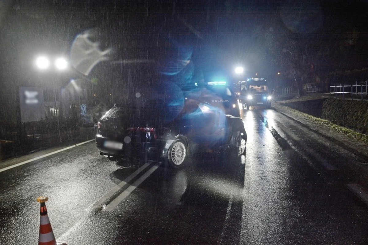 Policjanci z Podkarpacia ścigali samochód, który jechał na samej feldze. Kierująca nim kobieta zatrzymała się dopiero, kiedy uderzyła w radiowóz tarasujący jej drogę. Okazało się, że wiozła 3-letnie dziecko. 