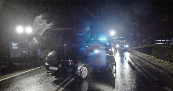 Policjanci z Podkarpacia ścigali samochód, który jechał na samej feldze. Kierująca nim kobieta zatrzymała się dopiero, kiedy uderzyła w radiowóz tarasujący jej drogę. Okazało się, że wiozła 3-letnie dziecko. 