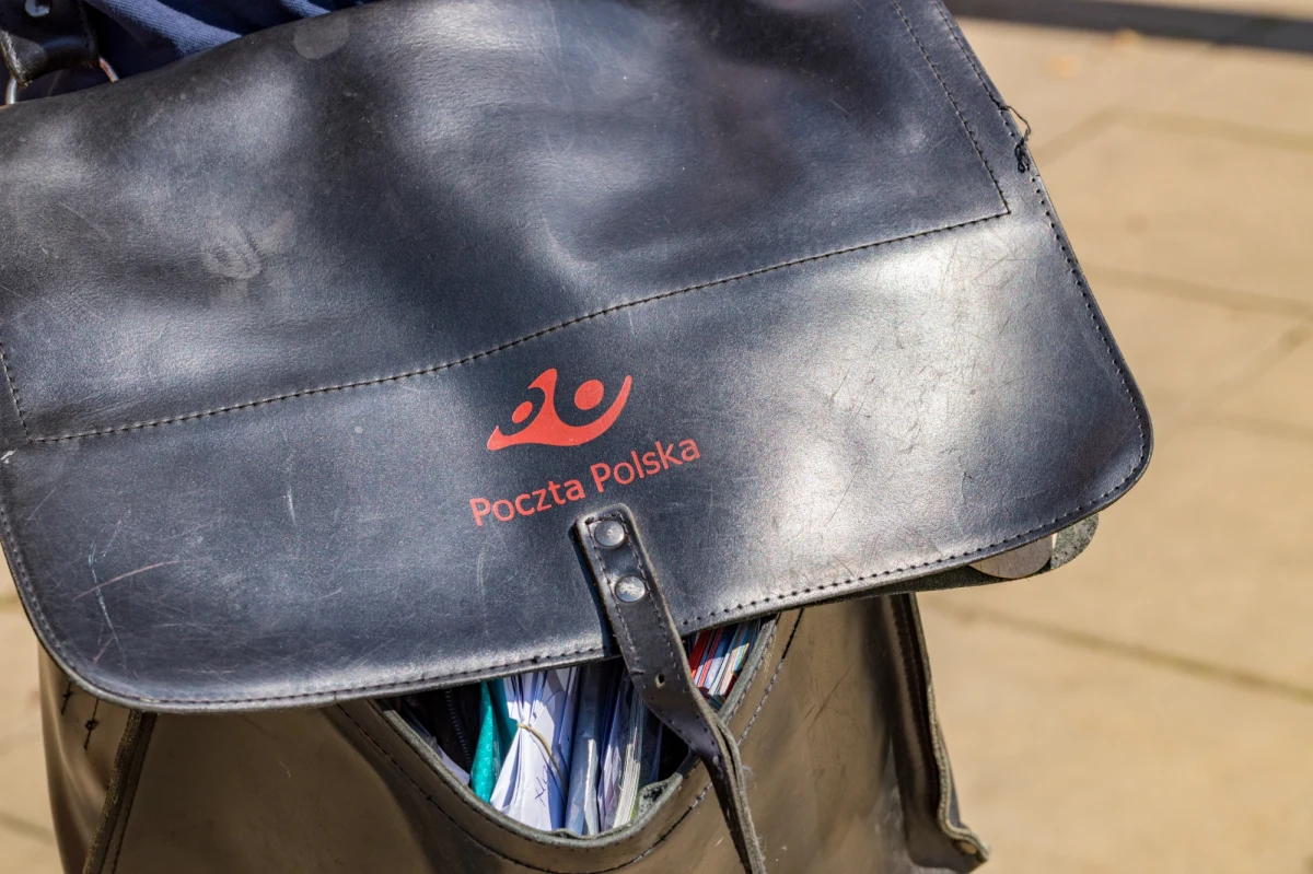 Policjanci ze ​Skierniewic zatrzymali na Mazowszu dwóch mężczyzn, którzy na początku stycznia ukradli listonoszowi torbę. Były w niej pieniądze dla emerytów. Do kradzieży doszło w miejscowości Bolimowska Wieś. 