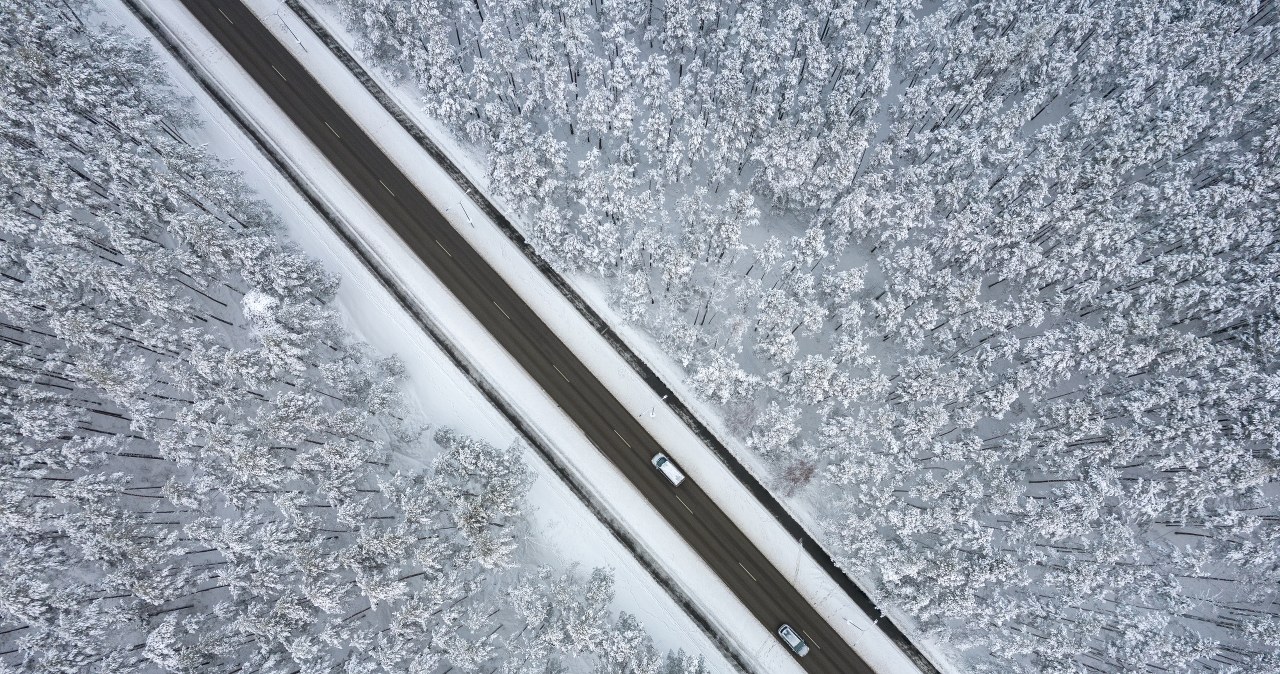 Marznący deszcz zamieni drogi w lodowisko. RCB wysłało alerty