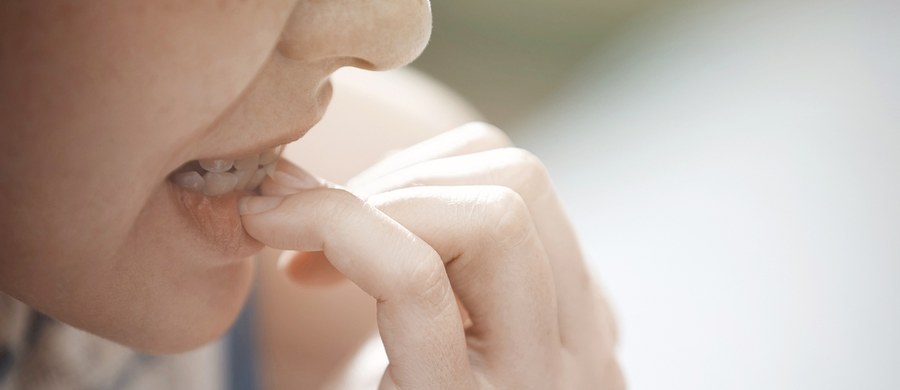Obgryzanie paznokci bądź skórek paznokci najczęściej zaczyna się w dzieciństwie i może trwać wiele lat. W wieku dorosłym wiele osób odchodzi od tego nawyku, a motywacją do tego jest chęć posiadania estetycznego wyglądu dłoni. Inną ważną przesłanką do zerwania z tym nałogiem jest ostrzeżenie od stomatologa o destrukcji szkliwa zębów. Ekspert portalu „Twoje Zdrowie” zwraca uwagę na jeszcze jeden aspekt szkodliwości obgryzania paznokci - dysfunkcję stawu skroniowo-żuchwowego.