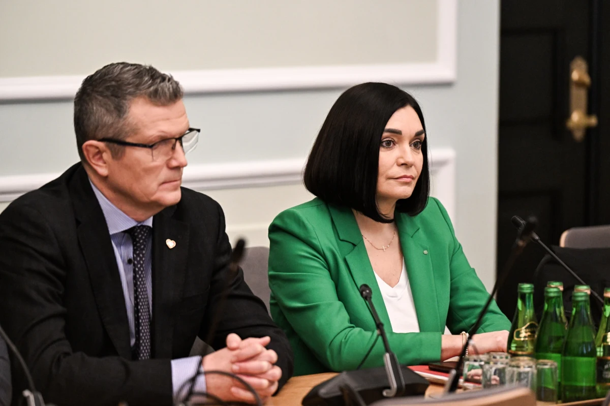 Niewątpliwie przed sejmową komisją śledczą ds. Pegasusa staną m.in. Mariusz Kamiński, Maciej Wąsik i b. premier Beata Szydło - stwierdziła 
nowo wybrana szefowa komisji śledczej Magdalena Sroka (PSL-TD). 