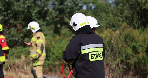 Groźne zdarzenie w Adamowie na Mazowszu. Do szpitala został przewieziony mężczyzna, w którego samochodzie wybuchł pożar. Poszkodowany został również strażak, który brał udział w akcji.