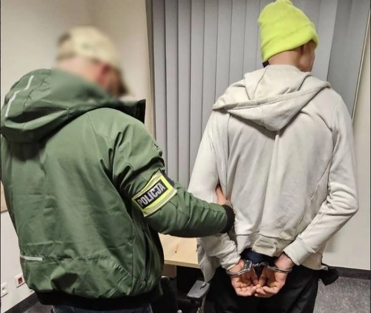 Policjanci zatrzymali mężczyznę, który w Gdańsku siekierą rozbił dwa automaty biletowe. Zniszczył też szyby w gablotach, kamerę monitoringu i kilka wiat przystankowych.