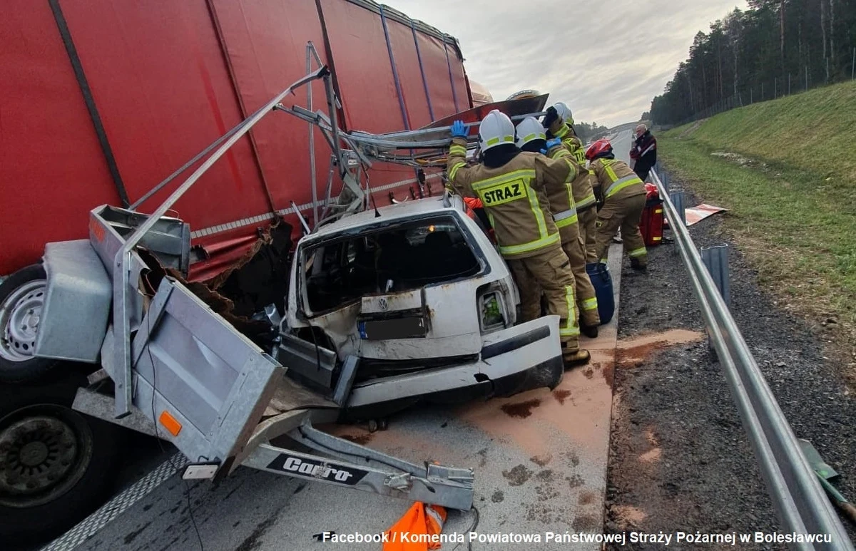 Jedna osoba została ranna w wyniku wypadku na autostradzie A18 na Dolnym Śląsku. Na miejsce wezwano śmigłowiec Lotniczego Pogotowia Ratunkowego.