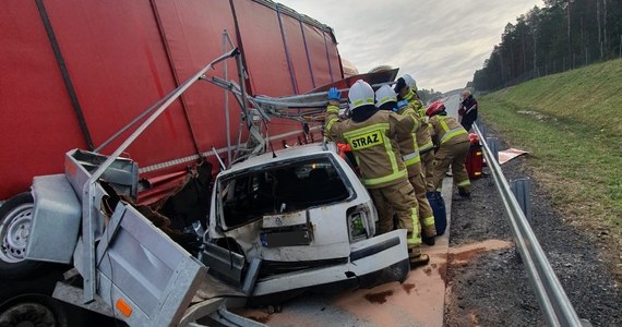 Jedna osoba została ranna w wyniku wypadku na autostradzie A18 na Dolnym Śląsku. Na miejsce wezwano śmigłowiec Lotniczego Pogotowia Ratunkowego.