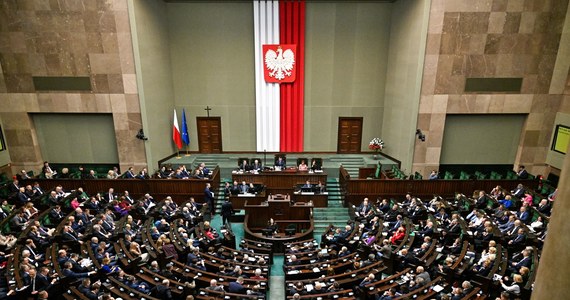 Dla istnienia państwa niezbędne jest istnienie obszaru, w którym działają podstawowe i obowiązujące wszystkich zasady. To one winny regulować i gwarantować stabilność życia społecznego. Tak rozumiane państwo jednak już - ciach - nie istnieje.