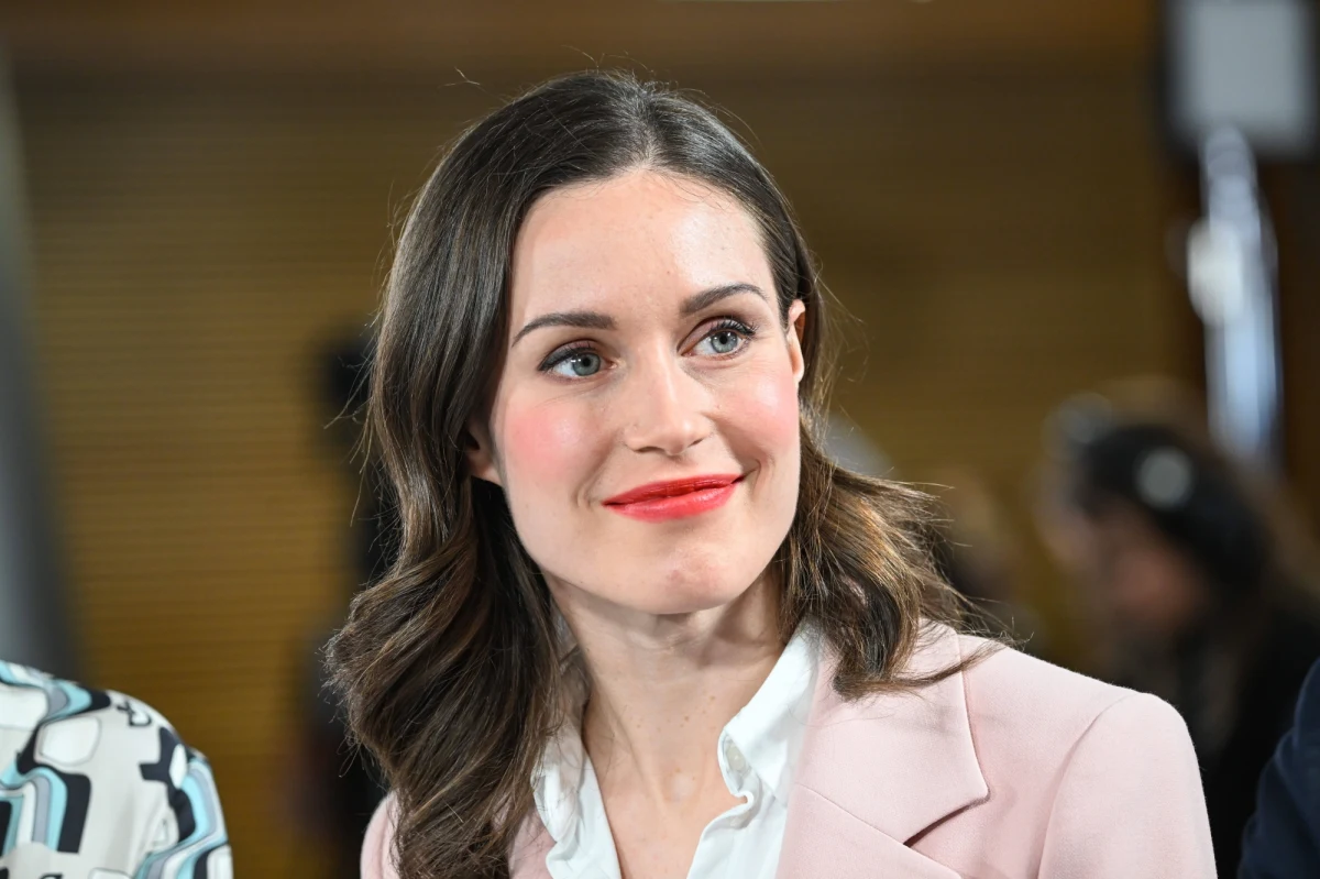 Przeprowadziła Finlandię przez epidemię covid prosto do NATO, ale i tak większość pamięta ją jako imprezującą premier. Ale Sanna Marin niczego nie żałuje. Jak mówi w rozmowie z miesięcznikiem Elle, chodzi na imprezy, jak tylko znajdzie czas. 