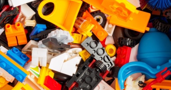Klocki LEGO dla dorosłych? Zdecydowanie tak! Coraz więcej osób przekonuje się, że słynne duńskie klocki to zabawka, z której nigdy się nie wyrasta. Cieszą się nią zarówno kilkulatki, jak i całkowicie pełnoletni użytkownicy. Warunek jest jeden: chęć kreatywnego, relaksującego spędzenia czasu. Jeśli szukasz zestawu dla siebie lub na prezent dla bliskiej osoby, sprawdź 10 ciekawych zestawów, które warto wziąć pod uwagę.