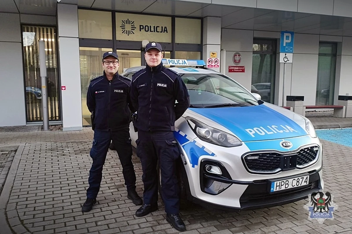 Nie wiadomo jak skończyłaby się ta historia, gdyby nie woda lejąca się z sufitu. Policjanci uratowali 72-latka z Wałbrzycha, który zasłabł w łazience. Mężczyzna w stanie ciężkim został przewieziony do szpitala.