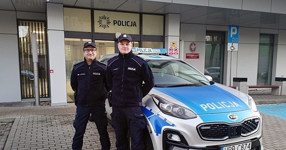 Nie wiadomo jak skończyłaby się ta historia, gdyby nie woda lejąca się z sufitu. Policjanci uratowali 72-latka z Wałbrzycha, który zasłabł w łazience. Mężczyzna w stanie ciężkim został przewieziony do szpitala.