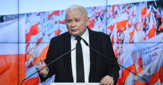 Jarosław Kaczyński zapowiedział w piątek, że przedstawiciele Prawa i Sprawiedliwości objadą w weekend prawie wszystkie województwa w kraju. Na spotkaniach z wyborcami będą przekonywać, że "obecna władza obiecywała sto konkretów, a realia są takie, że łamana jest konstytucja". Prezes PiS-u na konferencji prasowej odniósł się również do fuzji Orlenu z Lotosem.
