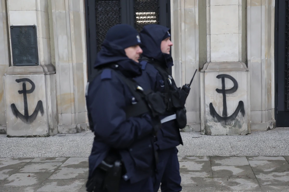 To dewastacja - mówi stołeczny konserwator zabytków i planuje złożenie zawiadomienia o możliwości popełnienia przestępstwa. Sprawa dotyczy Roberta Bąkiewicza. W nocy były szef Stowarzyszenia Marsz Niepodległości namalował znak Polski Walczącej na budynku Ministerstwa Klimatu i Środowiska. 