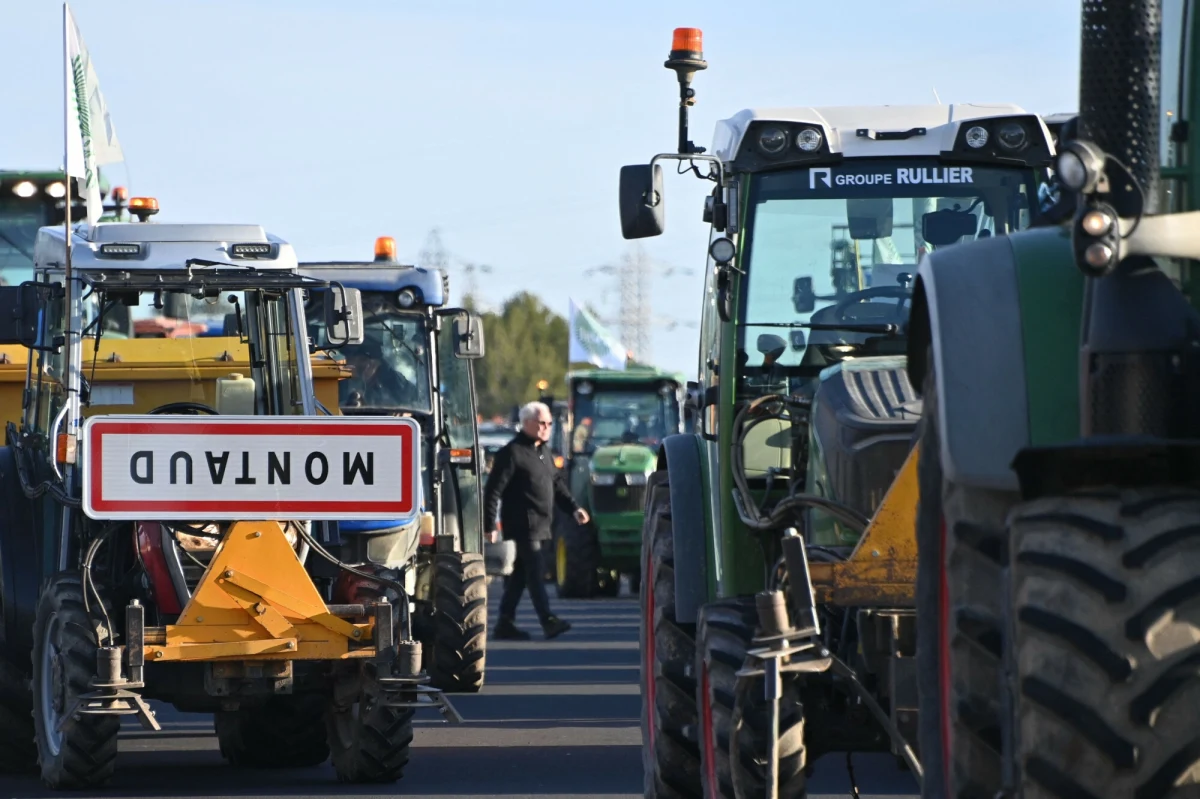 Francuscy rolnicy zapowiedzieli zorganizowanie blokad wokół Paryża. Będą stać na pięciu punktach pobierania opłat na autostradach prowadzących w kierunku stolicy. Farmerzy zablokowali już trasę A1 (Paryż-Lille), łączącą Francję z Belgią i Holandią.