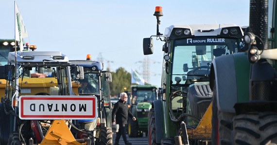 Francuscy rolnicy zapowiedzieli zorganizowanie blokad wokół Paryża. Będą stać na pięciu punktach pobierania opłat na autostradach prowadzących w kierunku stolicy. Farmerzy zablokowali już trasę A1 (Paryż-Lille), łączącą Francję z Belgią i Holandią.