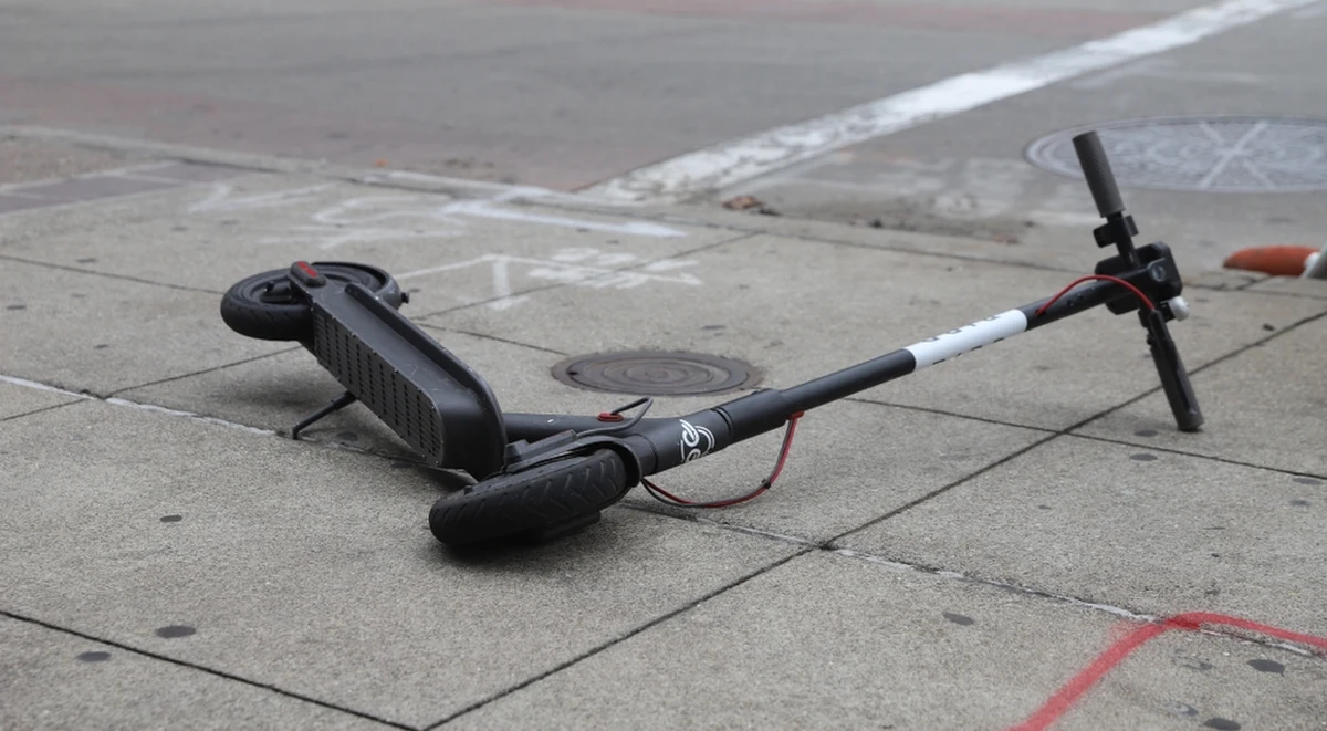 Jadą hulajnogą elektryczną 15-letnia dziewczynka zjechała z chodnika na przejście dla pieszych wprost pod samochód osobowy. Do zdarzenia doszło na jednej z ulic w Mławie. Nastolatka z obrażeniami ciała trafiła do szpitala.