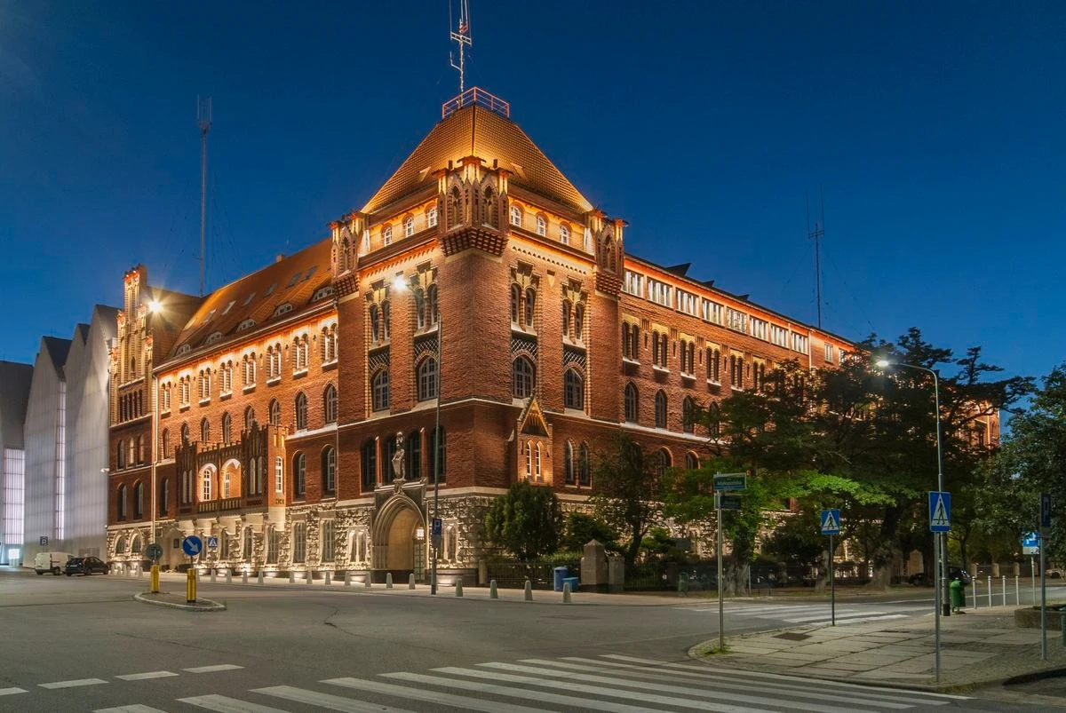 Komenda Wojewódzka Policji w Szczecinie otwiera w niedzielę swoją zabytkową siedzibę dla zwiedzających. Podczas finału Wielkiej Orkiestry Świątecznej Pomocy wszystkich chętnych po zakamarkach wiekowego budynku oprowadzi policyjny ekspert od zabytków nadkomisarz dr Marek Łuczak.