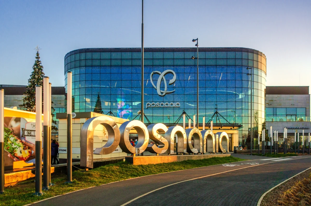 ​Kibice Lecha Poznań stanowczo odcinają się od informacji krążących w mediach społecznościowych, a dotyczących ich udziału w zdarzeniach, które miały miejsce w Centrum Handlowym Posnania. Według tych doniesień, kibice mieli interweniować w sprawie nastolatków, którzy w ostatnim czasie zastraszali klientów tej galerii. A tak nie było - twierdzą członkowie Stowarzyszenia Klubu Kibiców Lecha Poznań.