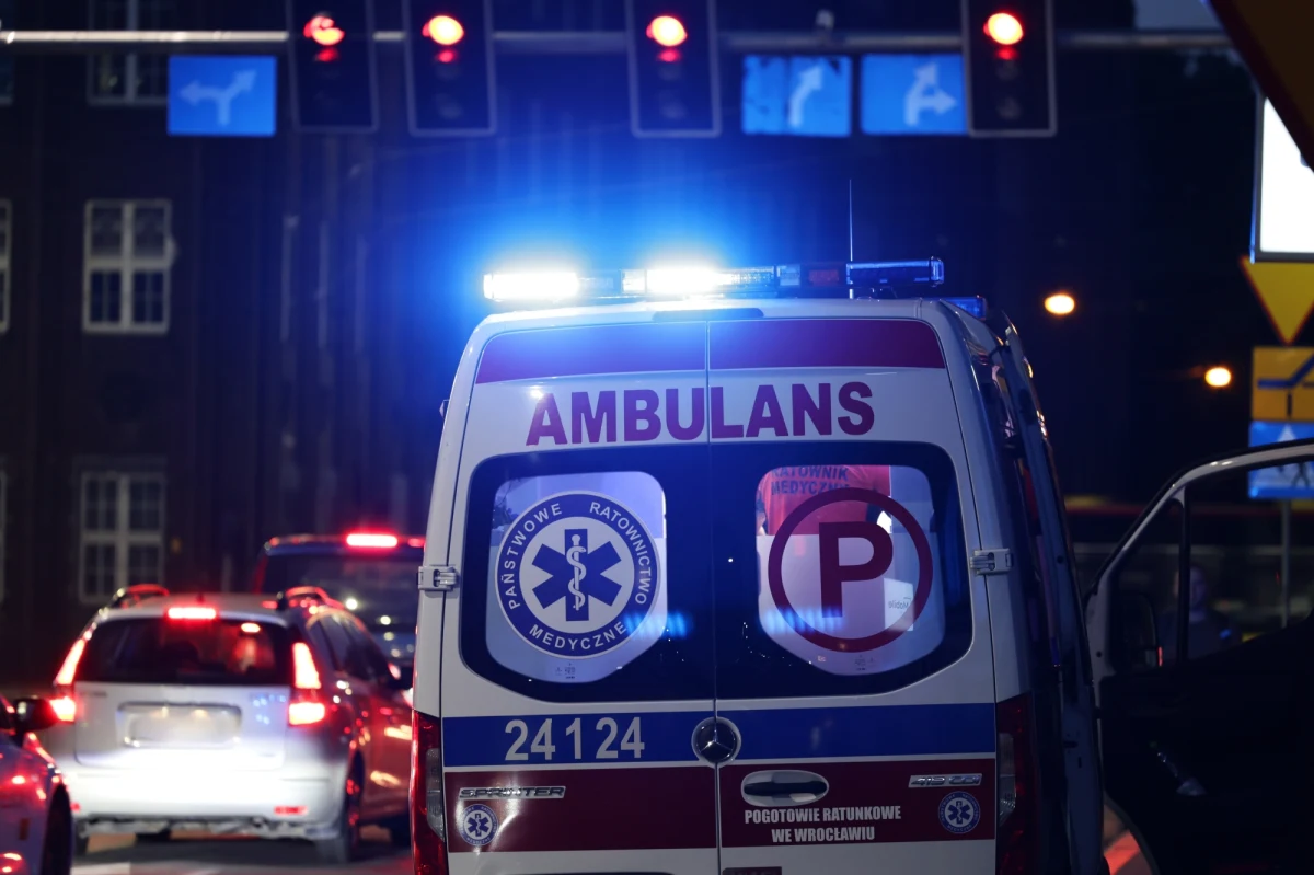 ​23-latek potrącił seniorkę na jednej z ulic w Skarżysku - Kamiennej i uciekł z miejsca zdarzenia. Policjanci odnaleźli uszkodzone auto i zatrzymali podejrzewanego o spowodowanie wypadku. Mężczyzna był trzeźwy, ale badanie narkotestem wykazało w jego organizmie amfetaminę i marihuanę.