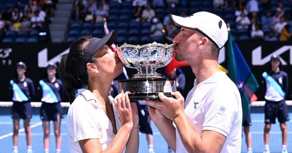 Parę w mikście utworzyli tuż przed rozpoczęciem rozgrywek, mieli nadzieję na dobrą zabawę i… wygrali Australian Open! Jan Zieliński, który w parze z tenisistką z Tajwanu Su-Wei Hsieh triumfował w grze mieszanej wielkoszlemowego turnieju w Melbourne, po meczu wyróżnił swoją sportową partnerkę. "Dziękuję jej za przełamanie polskiej klątwy w finale miksta" - powiedział. 