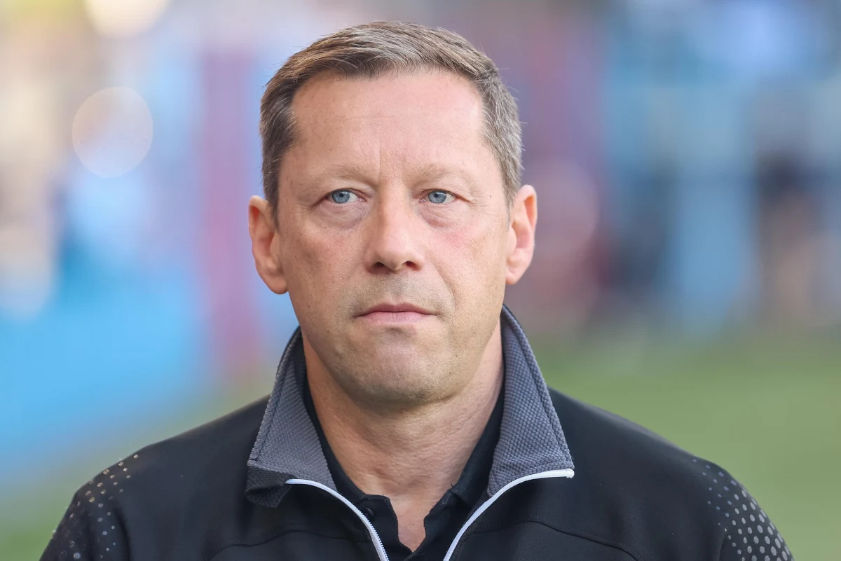 GKS Tychy – sensacyjny wicelider – rozpoczyna kolejny etap przygotowań do drugiej części sezonu. Podopieczni Dariusza Banasika wyjeżdżają do Chorwacji na obóz przygotowawczy połączony z międzynarodowym turniejem. Szkoleniowiec chce dobrze przygotować swój zespół do walki o awans do ekstraklasy. „Nie mogę mówić, że gramy o utrzymanie czy o bycie w środku tabeli. Jesteśmy w takim miejscu, że musimy wszystko zrobić i spróbować awansować do ekstraklasy już w tym roku” – mówi Dariusz Banasik. O pracy mentalnej z drużyną, a także o przedłużeniu umowy z GKS-em Tychy rozmawiał z nim Wojciech Marczyk z redakcji sportowej RMF FM.