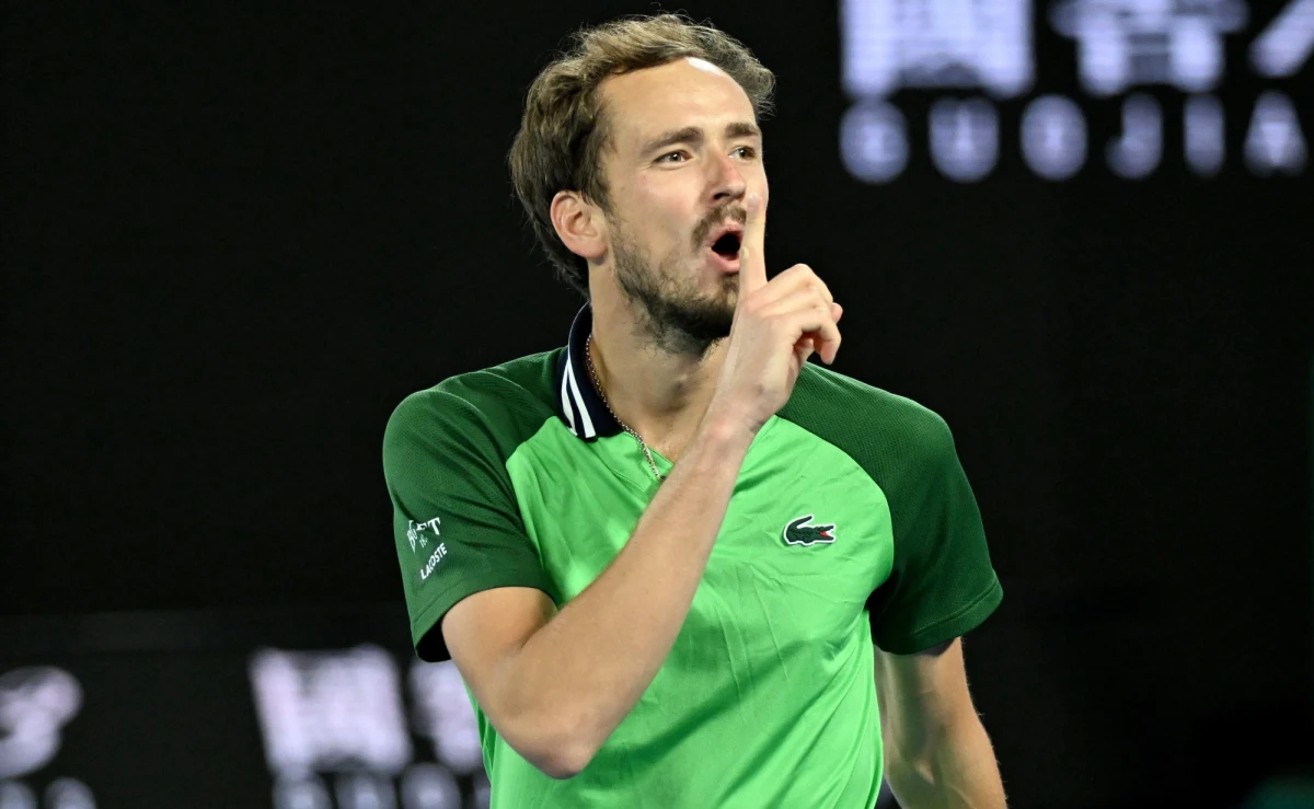 Ogromnych emocji dostarczył nam drugi półfinał wielkoszlemowego turnieju Australian Open. Po trwającym prawie 4,5 godziny spotkaniu Rosjanin Daniił Miedwiediew pokonał Niemca Alexandra Zvereva 5:7, 3:6, 7:6 (7-4), 7:6 (7-5), 6:3. W niedzielnym finale rosyjski tenisista zagra z Włochem Jannikiem Sinnerem, który wyeliminował lidera światowego rankingu Serba Novaka Djokovicia.