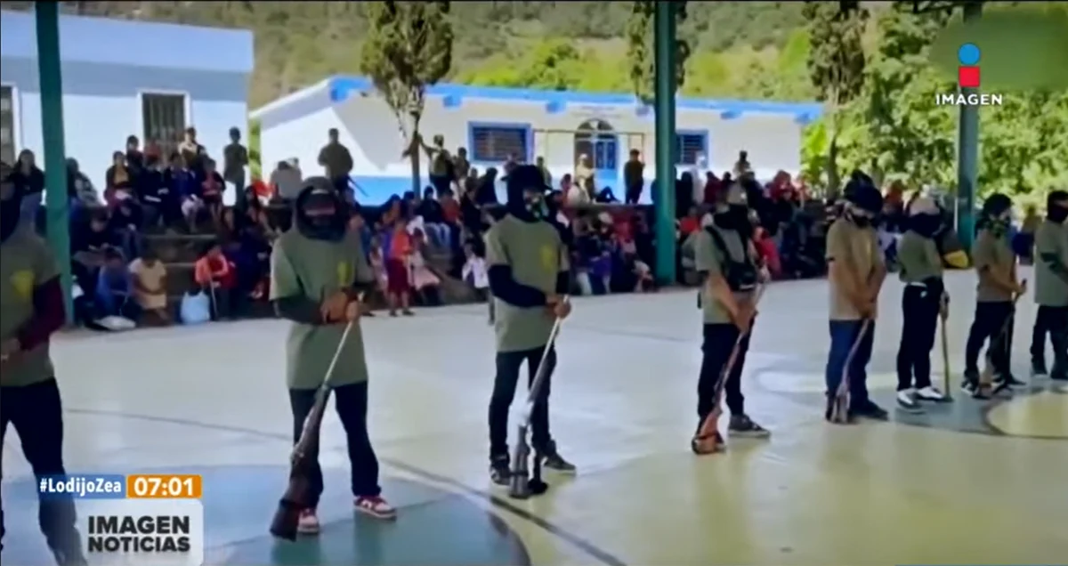 Mają od 12 do 17 lat, zasłonięte chustami twarze, a w rękach zamiast szkolnych artykułów dzierżą broń – mowa o chłopcach i dziewczynkach ze wsi Ayahualtempa w Meksyku. W środę zaprzysiężono ich do ochotniczej policji, która ma walczyć z kartelami narkotykowymi.