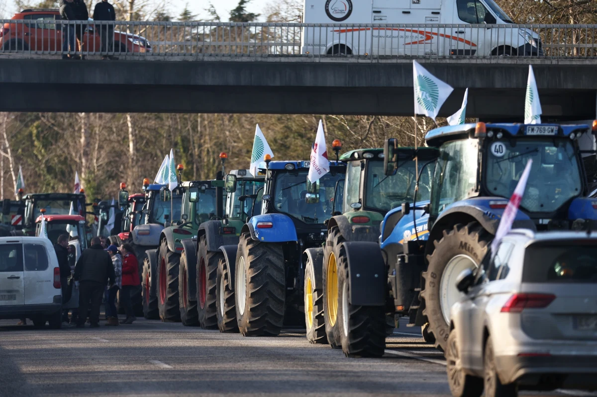 Prowadzony od rana w piątek przez rolników z Francji protest na granicy hiszpańsko-francuskiej doprowadził do chaosu komunikacyjnego w Katalonii. W rezultacie blokady utworzyły się duże korki, a premier regionu Pere Aragones musiał odwołać zaplanowane na popołudnie wizyty.