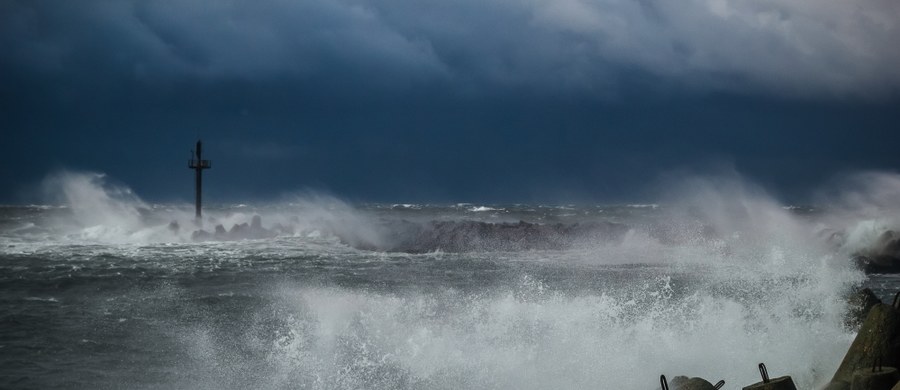 ​Instytut Meteorologii i Gospodarki Wodnej wydał ostrzeżenia I i II stopnia przed silnym wiatrem w woj. pomorskim. Hydrolodzy przewidują także wzrost poziomu wody na Bałtyku.