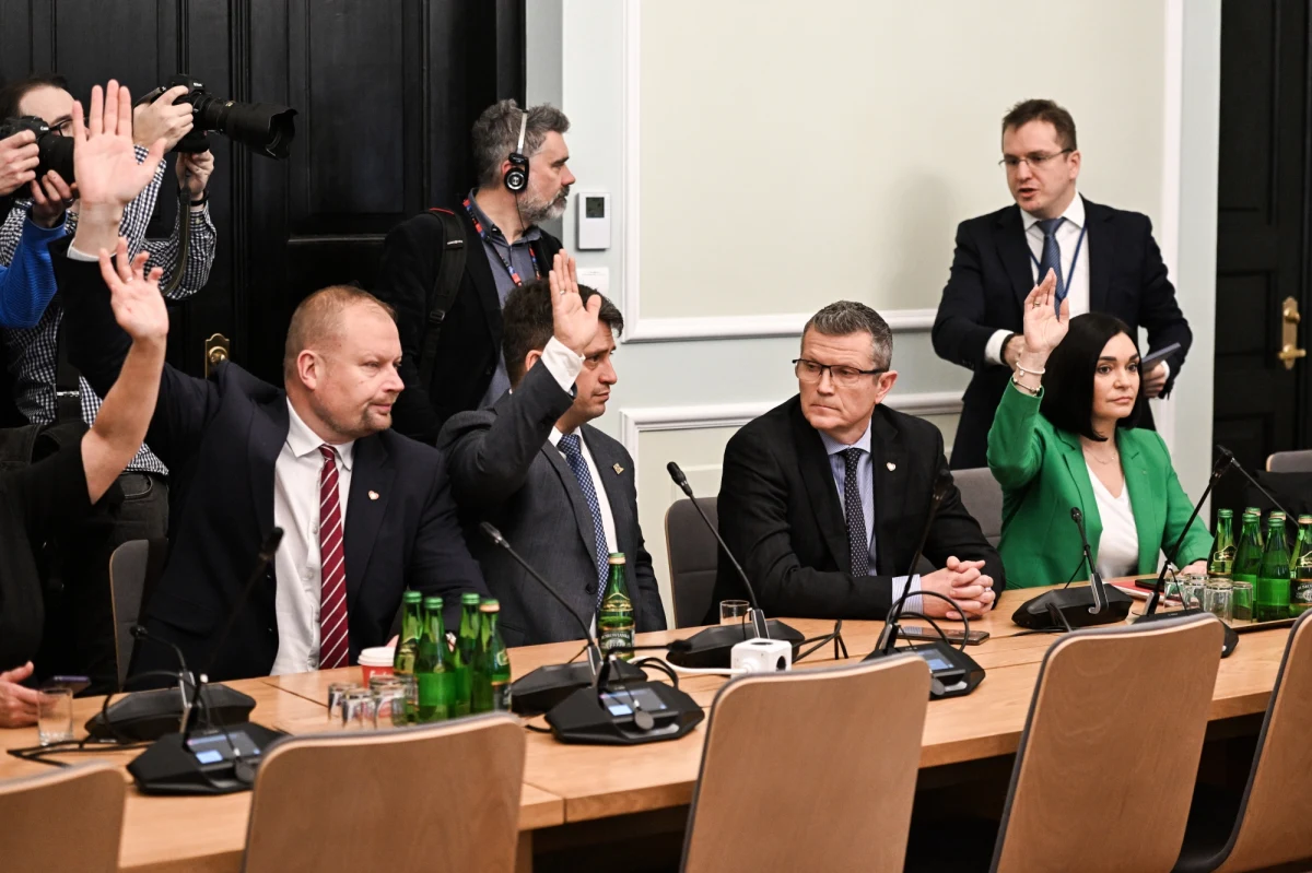 Ciężko wyobrazić sobie sytuację, w której wicepremier ds. bezpieczeństwa nie wiedziałby o zakupie tak potężnego narzędzia, jakim jest Pegasus i wykorzystywaniu go przeciwko opozycji - uważa wiceszef komisji śledczej ds. Pegasusa Marcin Bosacki z KO. Skomentował w ten sposób możliwe przesłuchanie Jarosława Kaczyńskiego. Bosacki wśród osób, które wezwać komisja, wymienił m.in. Mariusza Kamińskiego, Macieja Wąsika i Beatę Szydło.