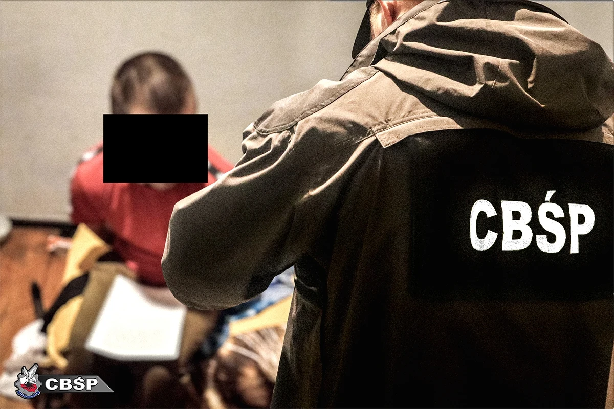 Osiem osób - sześciu mężczyzn i dwie kobiety - należących do tzw. mafii wnuczkowej zatrzymano we Wrocławiu w wyniku wspólnej akcji Centralnego Biura Śledczego Policji i prokuratury. Grupa specjalizowała się w oszustwach metodami "na wnuczka" i "na policjanta". Jeden z pokrzywdzonych stracił ponad 120 tys. zł.