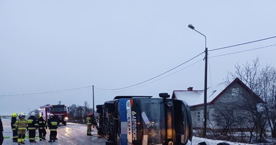 18 osób trafiło do szpitali po wypadku ukraińskiego autokaru, który przewrócił się w miejscowości Gołębie w Lubelskiem, niedaleko przejścia granicznego w Dołhobyczowie. Według wstępnych ustaleń, ich życiu nie zagraża niebezpieczeństwo. Pozostali pasażerowie mają zapewnione schronienie w szkole.