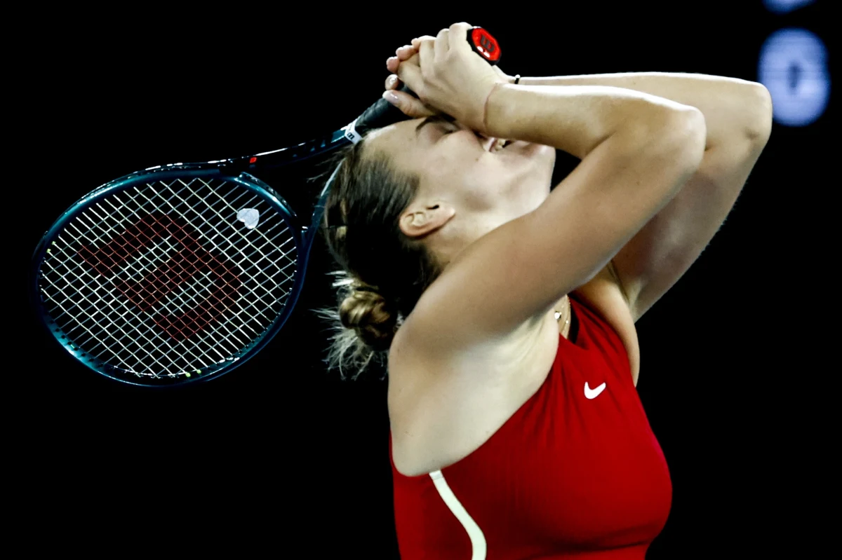 Aryna Sabalenka powtórzyła sukces sprzed roku i po raz drugi w karierze wygrała wielkoszlemowy Australian Open. Białorusinka łatwo pokonała Chinkę Qinwen Zheng 6:3, 6:2. Mecz trwał zaledwie 76 minut. To jeden z najkrótszych kobiecych finałów tego turnieju.