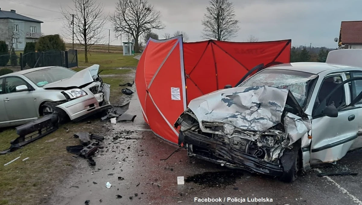 Śmiertelny wypadek na drodze w Bychawce Trzeciej w Lubelskiem. Kierowca deawoo, podczas wyprzedzenia trzech pojazdów, zderzył się czołowo z kierowcą toyoty.