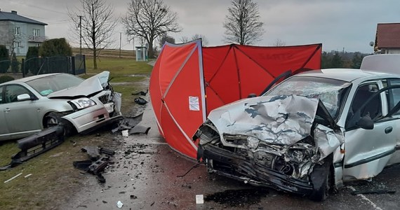 Śmiertelny wypadek na drodze w Bychawce Trzeciej w Lubelskiem. Kierowca deawoo, podczas wyprzedzenia trzech pojazdów, zderzył się czołowo z kierowcą toyoty.