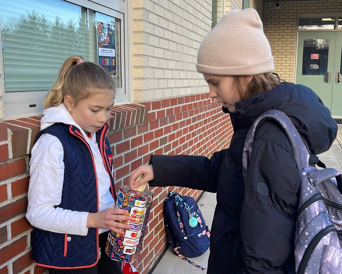 Wielka Orkiestra Świątecznej Pomocy już dziś gra za oceanem. Ze względu na różnice czasu, Polonia dzisiaj zbiera pieniądze oraz przygotowuje lokalne finały. Imprezy odbędą się w wielu amerykańskich stanach. Rano wolontariusze pojawili się przed Polską Szkoła przy Ambasadzie RP w Waszyngtonie. 