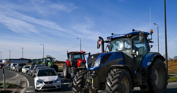 Francuscy rolnicy zapewnili w sobotę, że będą kontynuować protesty na drogach, podczas których domagają się wyższych cen za swoje produkty oraz ochrony przed wzrostem kosztów produkcji i przed globalną konkurencją. Wysunięte w piątek propozycje rządu farmerzy uznali za niesatysfakcjonujące.
