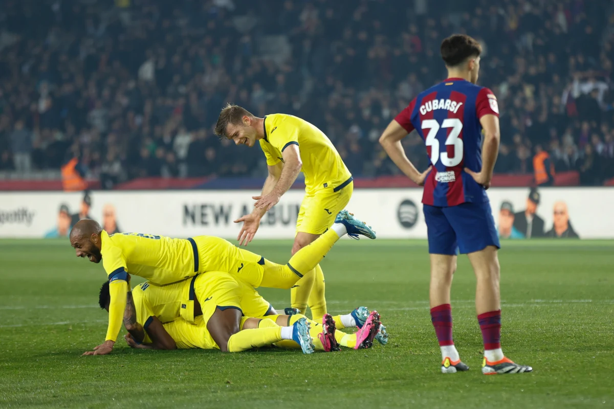 Piłkarze Barcelony przegrali w roli gospodarza z Villarreal CF 3:5 w 22. kolejce hiszpańskiej ekstraklasy. Katalończycy wyjątkowo źle zagrali w końcówce spotkania, w której stracili dwie bramki. Robert Lewandowski znów nie wpisał się na listę strzelców. Barcelona traci już 10 punktów do Realu Madryt, który pokonał Las Palmas 2:1. Trener Barcelony, Xavi, ogłosił, że opuści klub po zakończeniu sezonu.