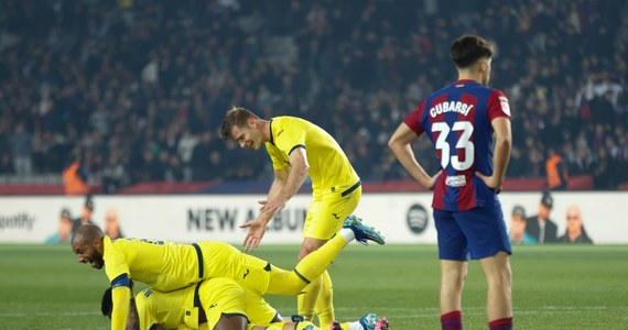 Piłkarze Barcelony przegrali w roli gospodarza z Villarreal CF 3:5 w 22. kolejce hiszpańskiej ekstraklasy. Katalończycy wyjątkowo źle zagrali w końcówce spotkania, w której stracili dwie bramki. Robert Lewandowski znów nie wpisał się na listę strzelców. Barcelona traci już 10 punktów do Realu Madryt, który pokonał Las Palmas 2:1. Trener Barcelony, Xavi, ogłosił, że opuści klub po zakończeniu sezonu.