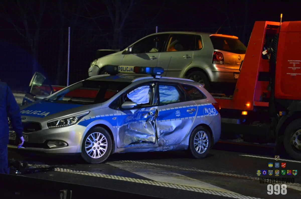 Cztery osoby zostały ranne w wypadku na trasie S6 koło Wejherowa w Pomorskiem. Wśród poszkodowanych są dwaj policjanci.