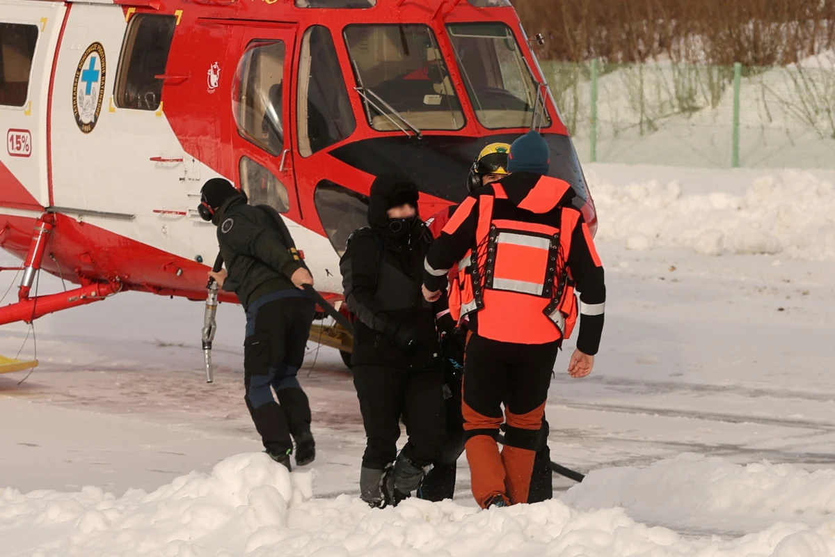 Lawina zeszła spod Kondrackiej Przełęczy w Tatrach. W stanie krytycznym jest mężczyzna, którzy dwie godziny spędził pod śniegiem. "Łącznie lawina porwała cztery osoby. Żadna nie miała lawinowego ABC" – powiedział ratownik dyżurny TOPR.
