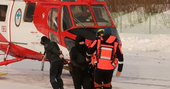 Lawina zeszła spod Kondrackiej Przełęczy w Tatrach. W stanie krytycznym jest mężczyzna, którzy dwie godziny spędził pod śniegiem. "Łącznie lawina porwała cztery osoby. Żadna nie miała lawinowego ABC" – powiedział ratownik dyżurny TOPR.
