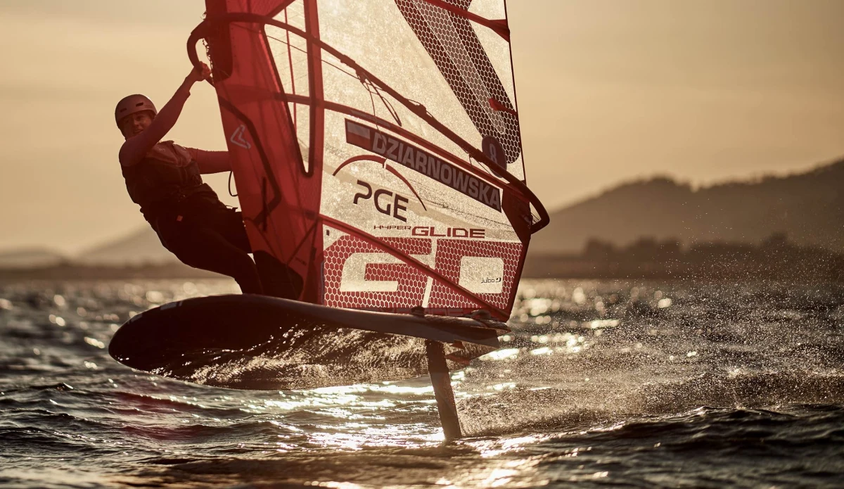 Ponad 200 zawodników i zawodniczek z 45 krajów rozpoczyna w poniedziałek 29 stycznia mistrzostwa świata w żeglarskiej klasie iQFoil. To nowa windsurfingowa konkurencja w programie igrzysk olimpijskich, a dla wszystkich żeglarzy regaty te będą pierwszym poważnym testem przedolimpijskim. Mistrzostwa świata odbędą się na kanaryjskiej wyspie Lanzarote, a na starcie stanie 13 reprezentantów Polski. 